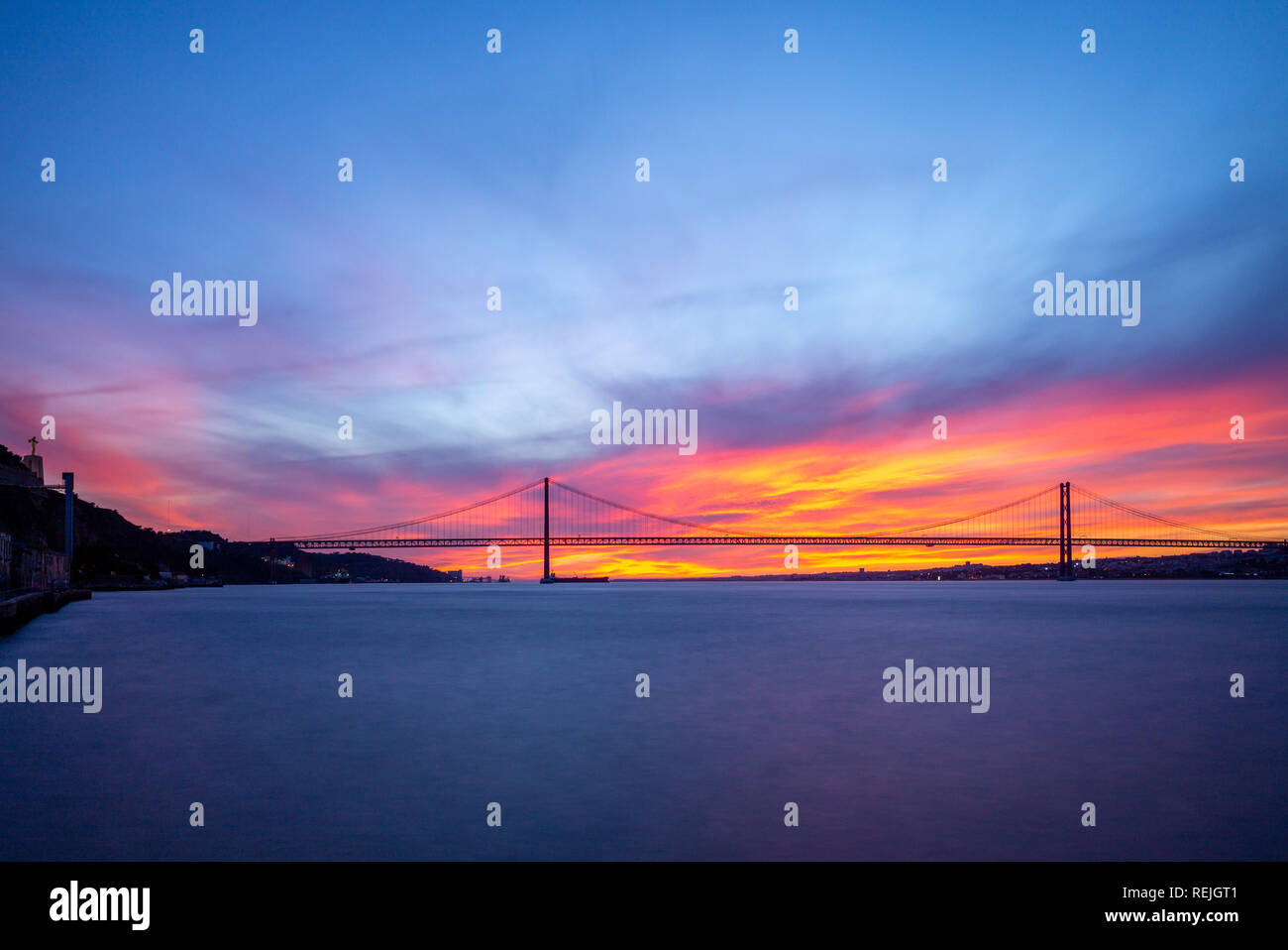 Coucher du soleil à Pont 25 de Abril à Lisbonne, Portugal Banque D'Images