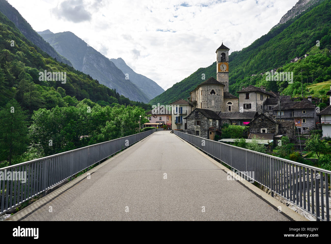 Panorama du village romantique de Lavertzzo, Verzasca Valley, Tessin, Suisse. Église, rivière, arbres verts et ciel bleu en juin, en été. Banque D'Images