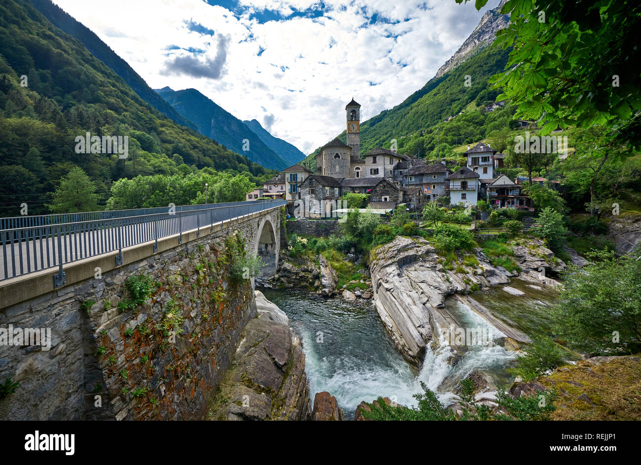 Panorama du village romantique de Lavertzzo, Verzasca Valley, Tessin, Suisse. Église, rivière, arbres verts et ciel bleu en juin, en été. Banque D'Images