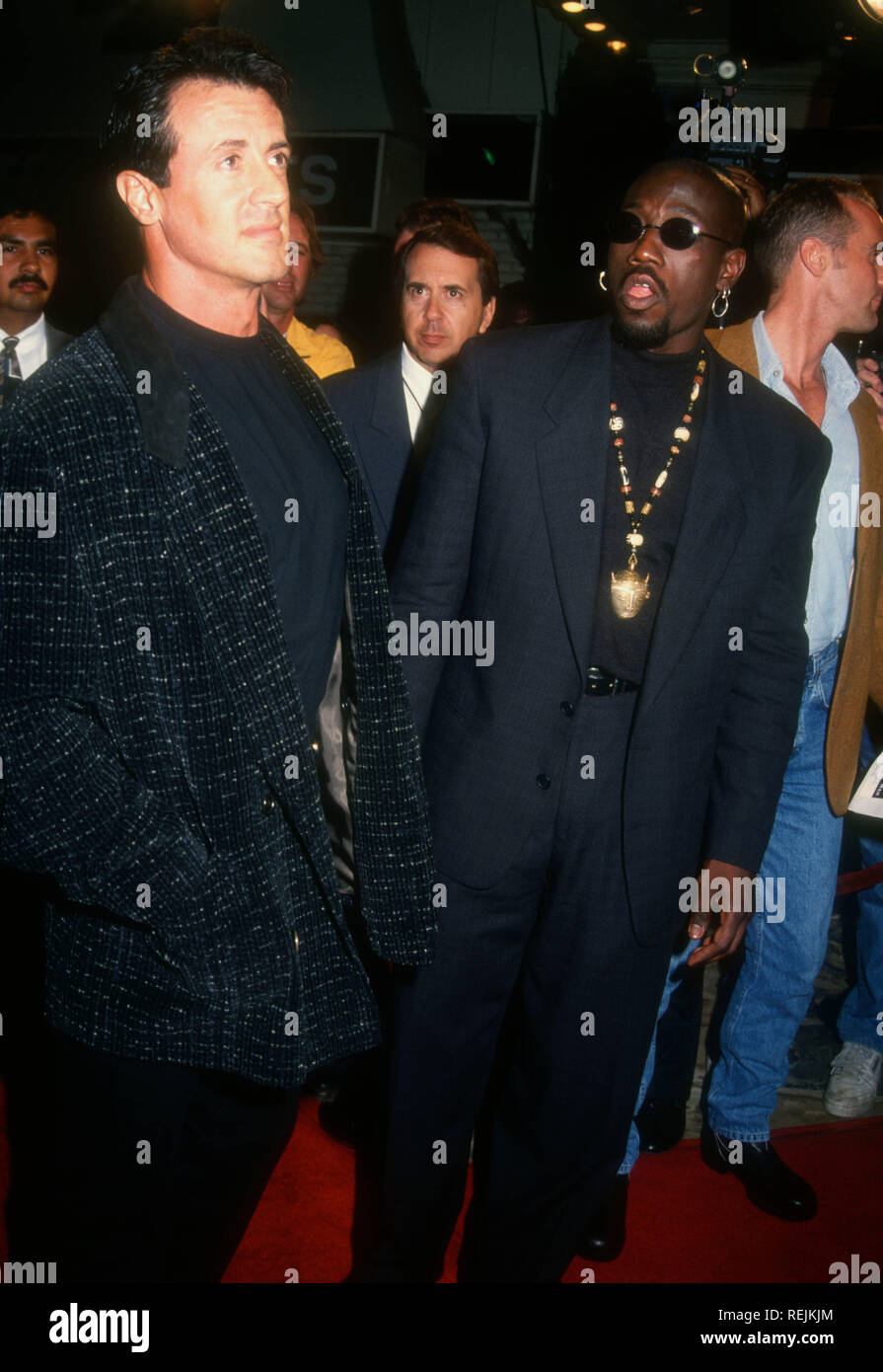 westwood ca 7 octobre l acteur sylvester stallone et l acteur wesley snipes assister a warner bros pictures demolition man creation le 7 octobre 1993 au village de mann theatre a westwood