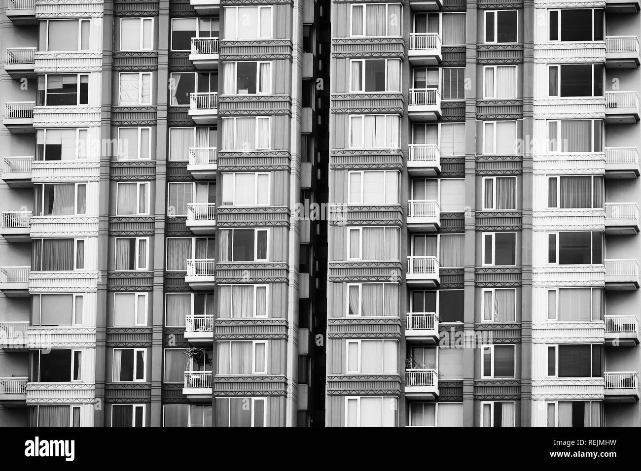 L'architecture de modèle géométrique. Détails balcon de bâtiment. Mur moderne. Structure polygonale. Noir et blanc de fond abstrait. Banque D'Images