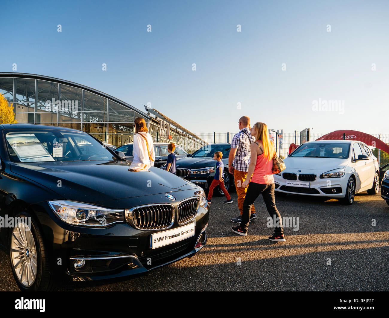 PARIS, FRANCE - OCT 15, 2017 : Groupe de personnes pour l'achat des voitures de marque dans une ligne en attente de leurs clients sur une magnifique voiture à vendre Banque D'Images