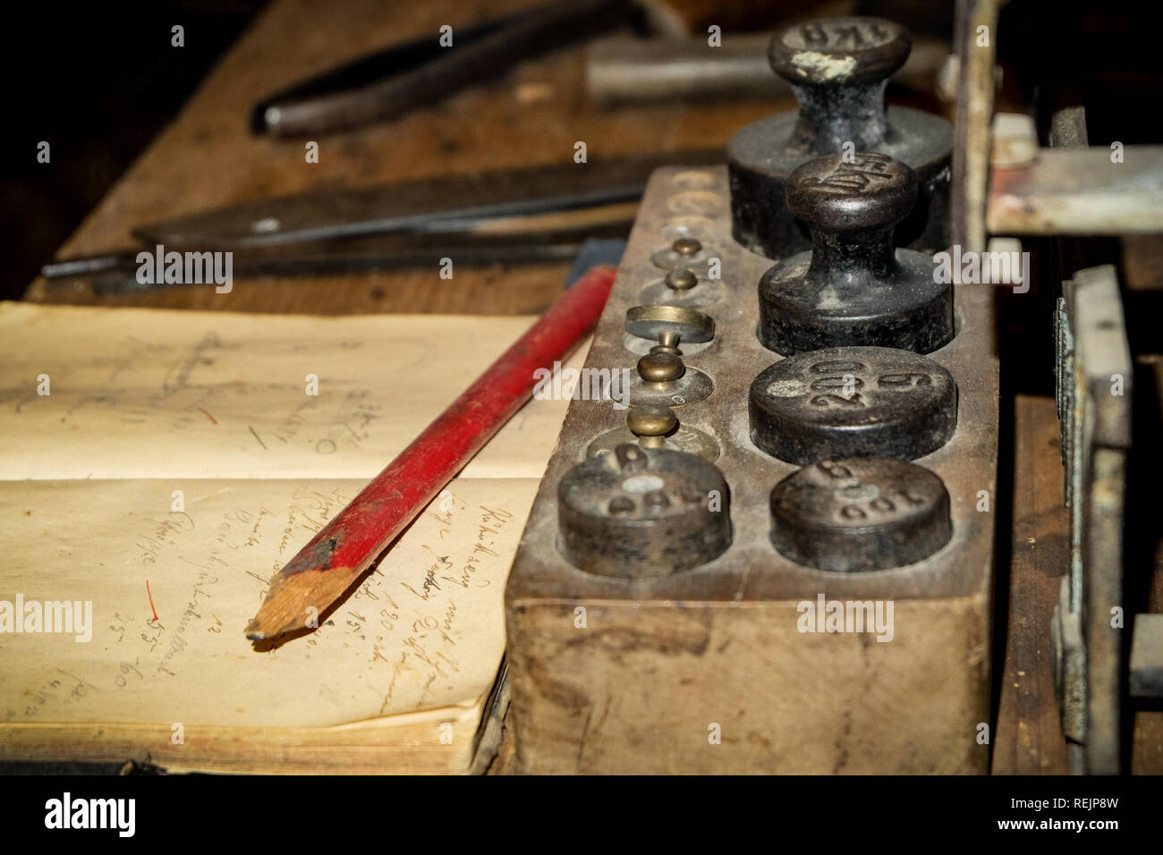 Vinatge 24 dans ancien garage avec poids antiques, notes et crayon ancien Banque D'Images