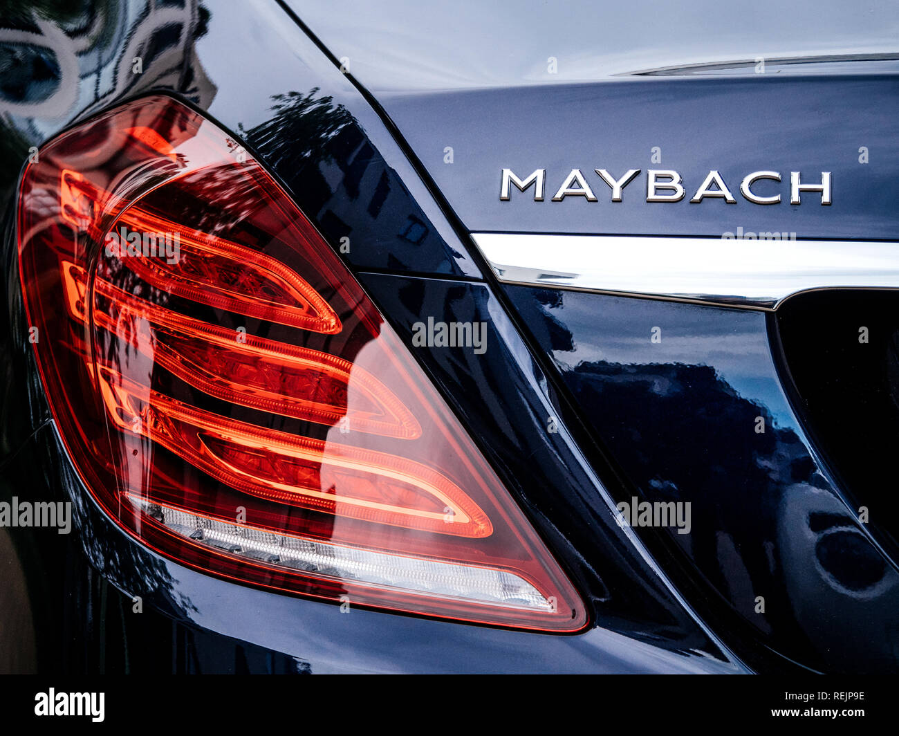 PARIS, FRANCE - 21 MAI 2018 : vue arrière de Mercedes Maybach logotype et la DEL rouge s'