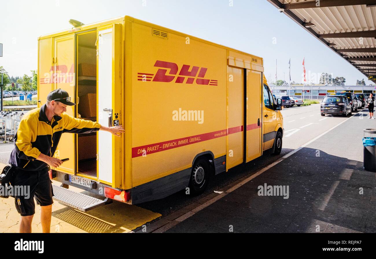 BADEN, ALLEMAGNE - 11 MAI 2018 : fermeture de porte de courrier DHL livraison jaune van après la livraison du colis à temps la livraison colis Banque D'Images