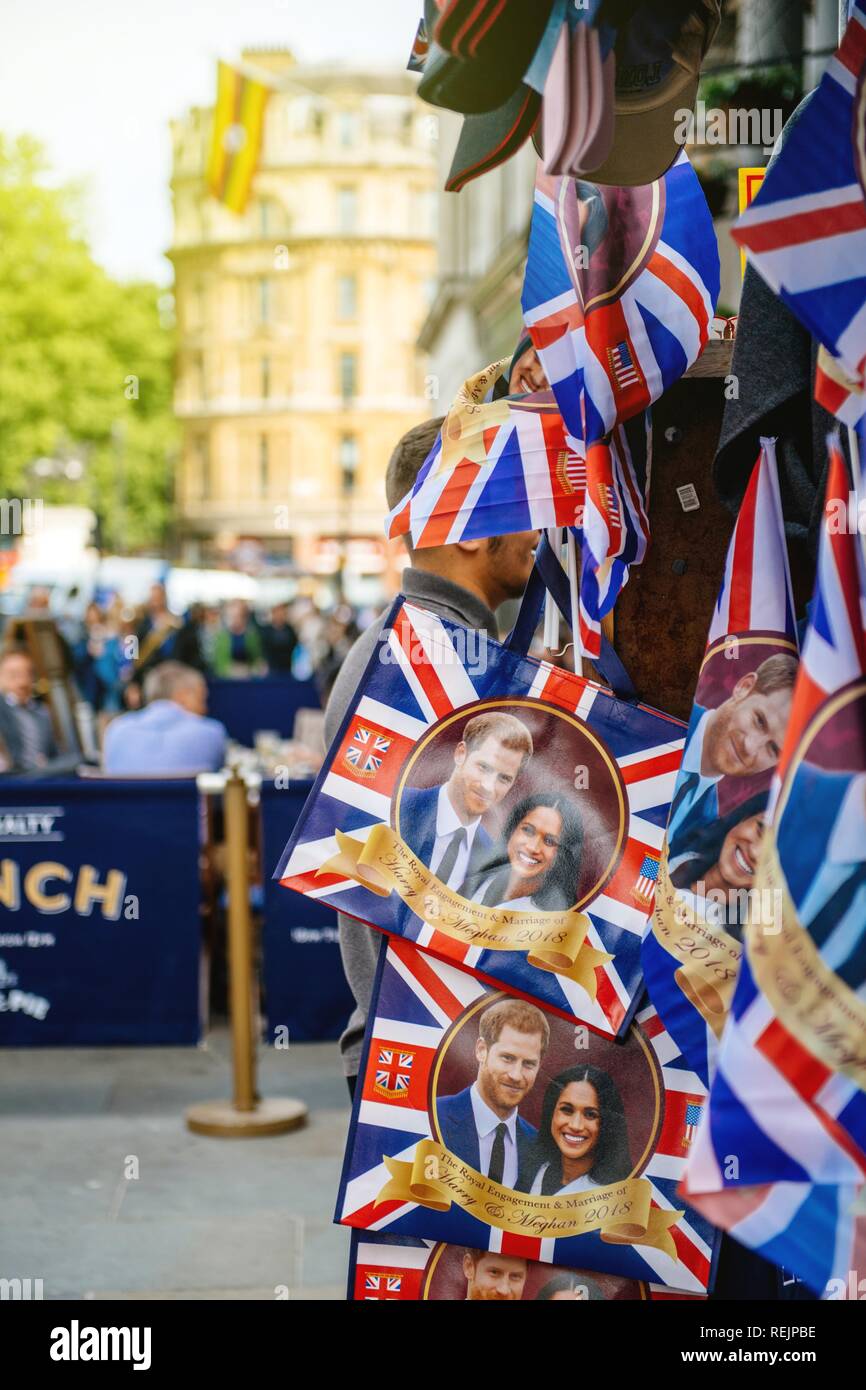 Londres, Royaume-Uni - 18 MAI 2018 : Création de boutique qui vend des souvenirs Souvenirs de la rue célébration de mariage royal un jour avant le château de Windsor Meghan Markle Prince Harry mariage soleil flare Banque D'Images