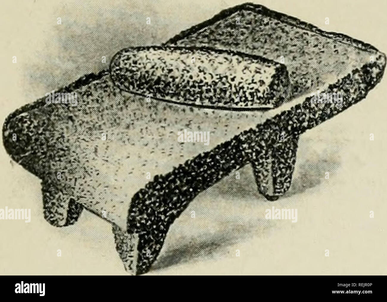 . Le cacao et le chocolat, une histoire courte de leur production et de leur utilisation. Cacao ; CHOCOLAT ; cbk. Début de l'UTILISATION DE CACAO ET DE CHOCOLAT. 23. METATE. et de l'Inde et les moyens de rendre le chocolat potable quelque deux cent cinquante ans : - "Maintenant, pour la fabrication ou la préparation de cette boisson, je vais mettre ici la méthode. Le cacao et les autres composants doivent être battu dans un mortier de pierre, ou (comme les Indiens utilisent) motif sur une large pierre, qu'ils appellent les Mctate, et est seulement faite pour cette utilisation. Mais d'abord les ingrédients sont tous à sécher, sauf l'Achiotte (un- notto), avec soin qu'ils soient b Banque D'Images