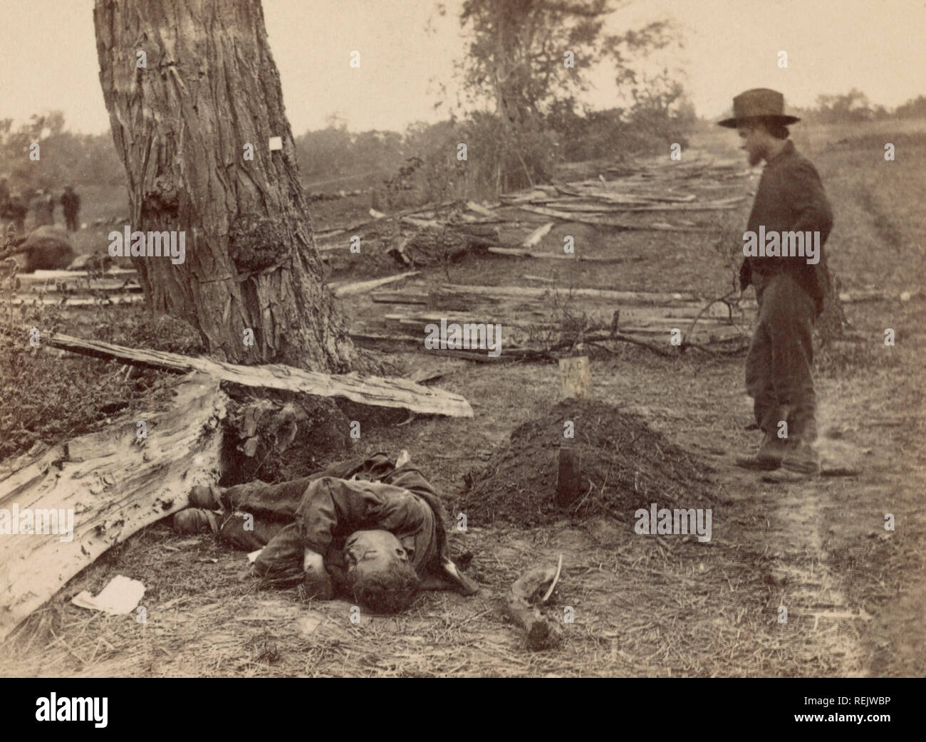 Man Looking at tombe de 1ère le Lieutenant John A. Clark, SOCIÉTÉ D, 7e d'infanterie, Michigan comme mort soldat rebelle se trouve à proximité, Bataille d'Antietam, Antietam, Maryland, USA, Alexander Gardner, le 19 septembre 1862 Banque D'Images