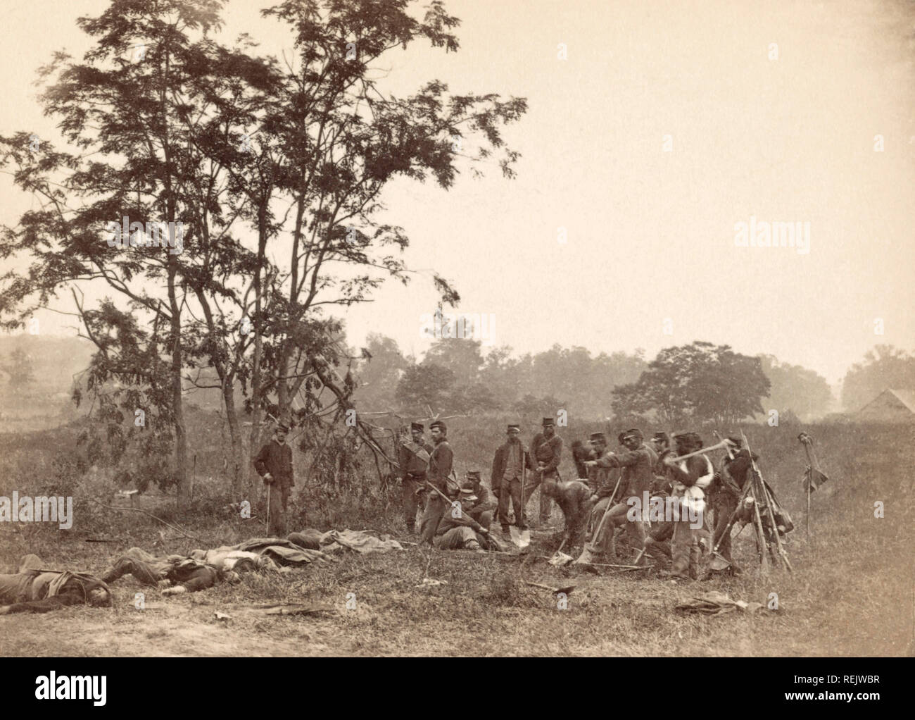 Les soldats de l'Union, debout près de la corps des soldats confédérés morts en attendant l'enfouissement, Bataille d'Antietam, Antietam, Maryland, USA, Alexander Gardner, le 19 septembre 1862 Banque D'Images