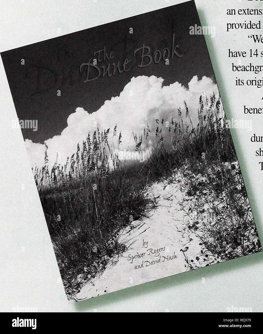 . Coast Watch. Ressources marines ; océanographie ; la gestion des zones côtières ; l'écologie côtière. DUNES : FRONTLINE POUR LA PROTECTION CONTRE LES TEMPÊTES B y Ann Green. Lorsque l'ouragan Bertha frappé Jenny Godwin's Emerald Isle Beach House en 1996, il a détruit la moitié d'une dune de sable et plusieurs petits cèdres. Peu de temps après, l'Ouragan Fran détruit l'autre moitié de la dune. Pour reconstruire la dune et ajouter la bonne végétation, Godwin se tourna vers Spencer Rogers de Caroline du Sea Grant et David Nash de NC. Extension Coopérative pour obtenir des conseils. Rogers, un spécialiste de la construction et de l'érosion côtière, et Nash, une exten Banque D'Images