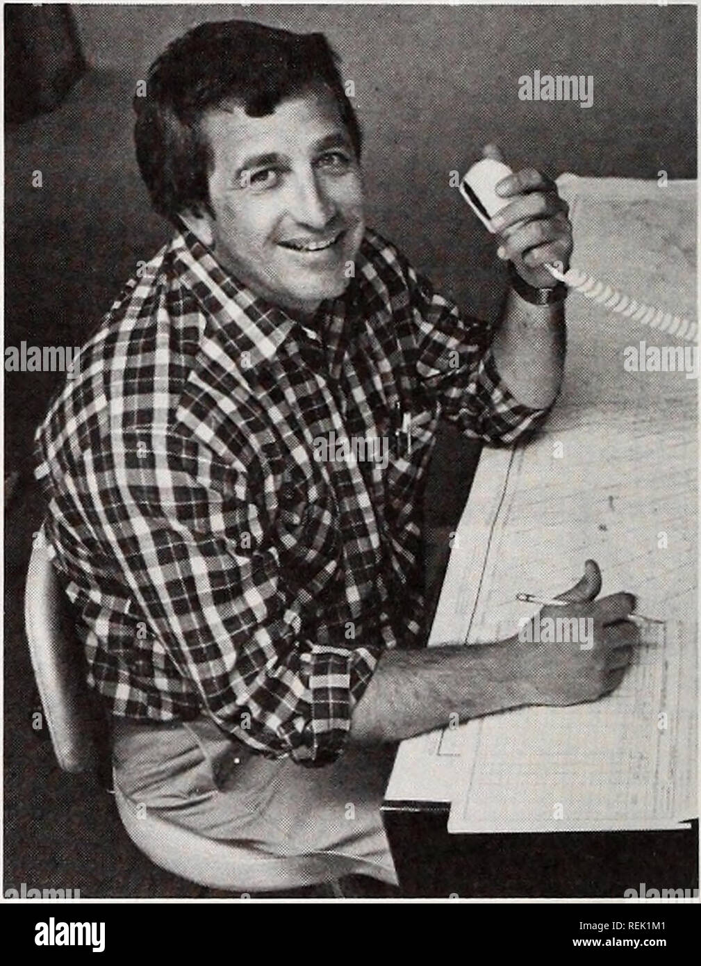 . Coast Watch. Ressources marines ; océanographie ; la gestion des zones côtières ; l'écologie côtière. Rich Novak (droite) ise d'une prise. Novak mène des entrevues informelle pour voir comment le rouleau- ment affecte l'économie. Il compile les données préliminaires dans sa tête et arrive avec de bons résultats. Le tournoi créé signif- principalement les revenus des motels, restaurants, boutiques et épiceries s'attaquer dans la région. 9 heures un frais généraux comme Jim Bell jingles Bahen étapes à la porte d'un magasin d'approvisionnement maritime Wrightsville Beach. "Grenouille, êtes-vous prêt pour le tour- nament ?" le propriétaire du magasin vous demande. Bahen acquiesce. Son Banque D'Images