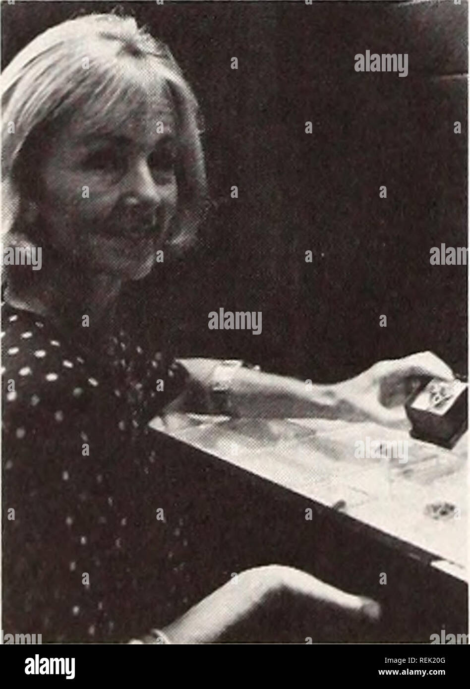 . Coast Watch. Ressources marines ; océanographie ; la gestion des zones côtières ; l'écologie côtière. Renate Skinner avec son homme-eater clam (ci-dessus) et sa perception (ci-dessous) iJhe ont attendu pendant un an. La distribution de flux et reflux des marées. Regardant son trésor a été emporté par les vagues. Enfin le fait d'organiser un bateau spécial et de sept personnes pour l'aider à collecter les prix. Ensuite, lorsque les marées étaient tout à fait adéquats, l'équipage hissa sa découverte à bord, et Renate Skinner a fait valoir un autre shell-a 400 livres man-eater clam-pour sa collection. Maintenant la lourdeur de palourdes une petite île d'Indonésie est le centre edition Banque D'Images