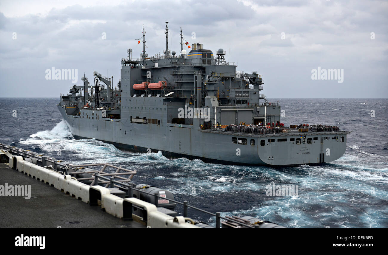 190121-N-RI884-0039 MER DES PHILIPPINES (janv. 21, 2019) Le navire de marchandises sèches et de munitions USNS Wally Schirra (T-AKE 8) et le navire d'assaut amphibie USS Wasp LHD (1) intervention en position pour un ravitaillement en mer (RAS). Wasp, fleuron du groupe amphibie Wasp, à 31e Marine Expeditionary Unit, opère dans la région indo-pacifique pour améliorer l'interopérabilité avec les partenaires et servir de force de réaction-prêt pour tout type d'imprévus. (U.S. Photo par marine Spécialiste de la communication de masse 1ère classe Daniel Barker) Banque D'Images