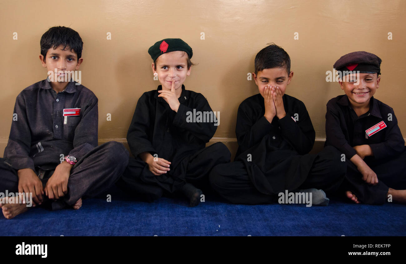 Quatre garçons dans l'école Pakistan KPK Banque D'Images