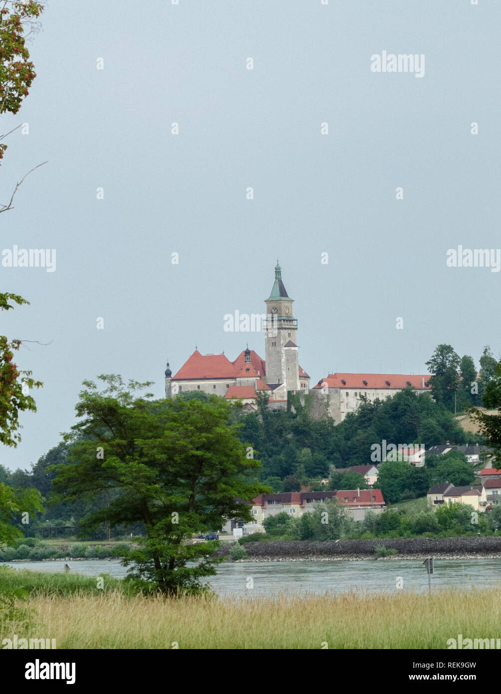 Un petit village, vue de l'autre côté de la rivière, sur la piste cyclable du Danube, Autriche Banque D'Images