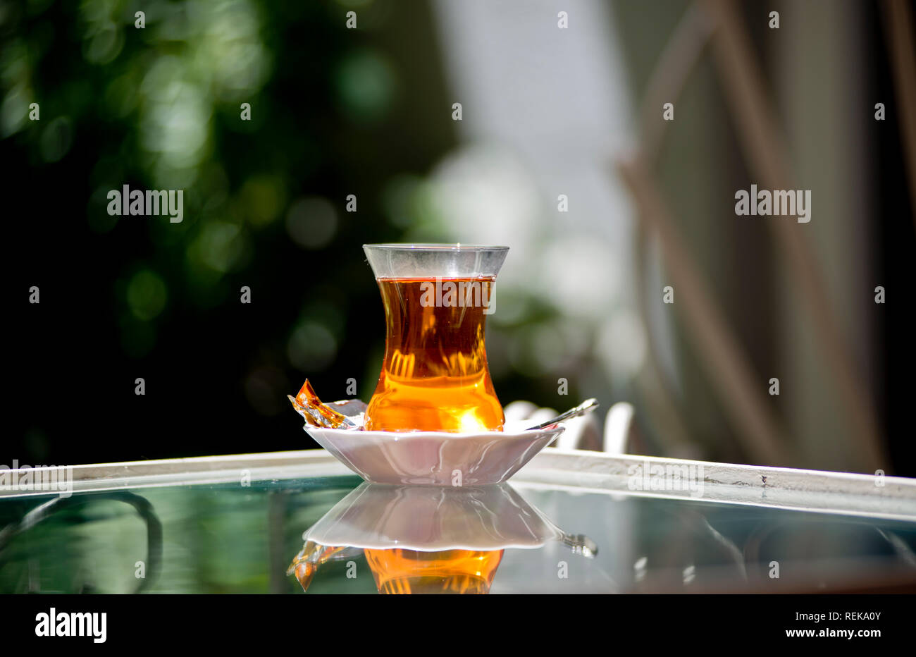 Du thé turc servi sur une table en verre Banque D'Images