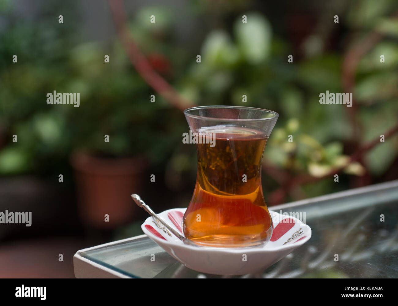 Du thé turc servi sur une table en verre Banque D'Images