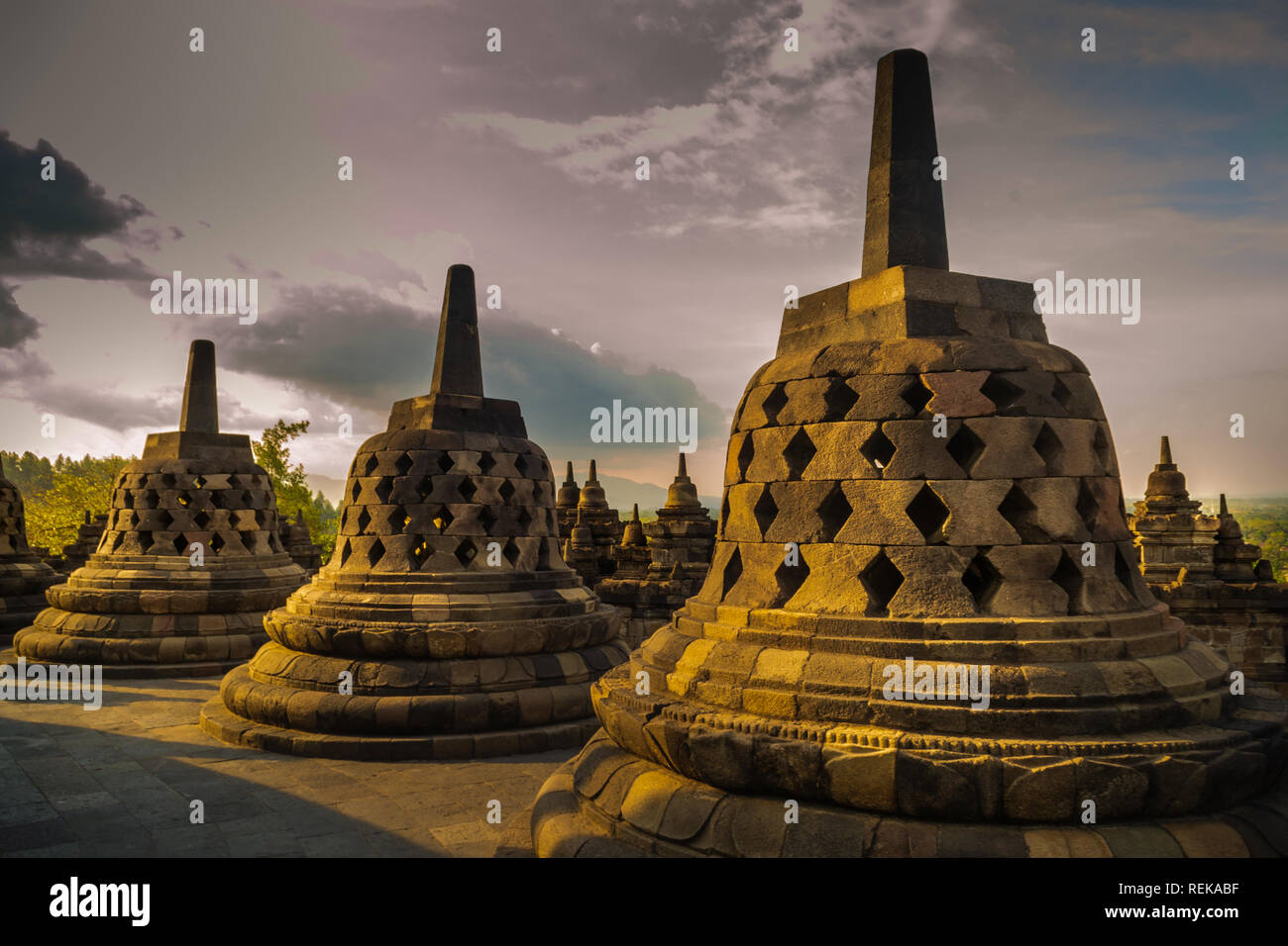 Stupas sur le dessus de la temple de Borobudur sur l'apparence d'un soir Banque D'Images
