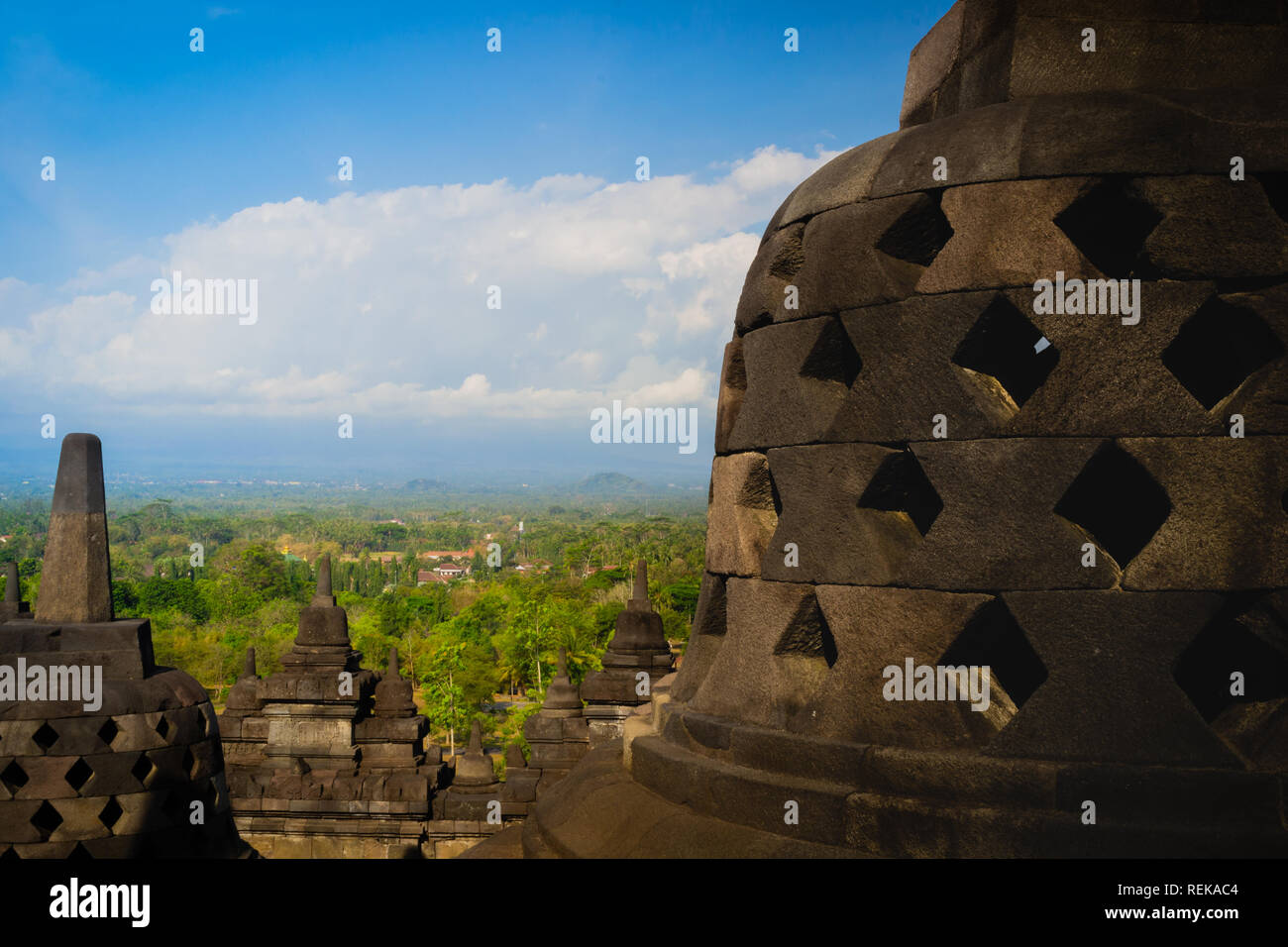 Vue sur le temple de Borobudur à partir de l'​Top. Les jardins environnants sont vus avec la vue rapprochée de la stupa. Banque D'Images