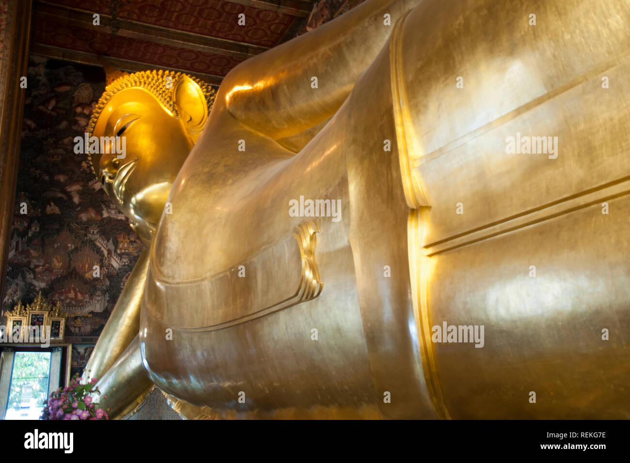 Thaïlande Bangkok, Bouddha couché du Wat Po représentant l'entrée de Bouddha dans le Nirvana et la fin de toutes les réincarnations Banque D'Images
