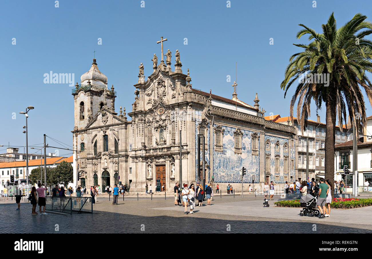 Porto, Portugal ; Carmo church et église des Carmélites aux beaux jours. L'architecture portugaise Baroque Banque D'Images
