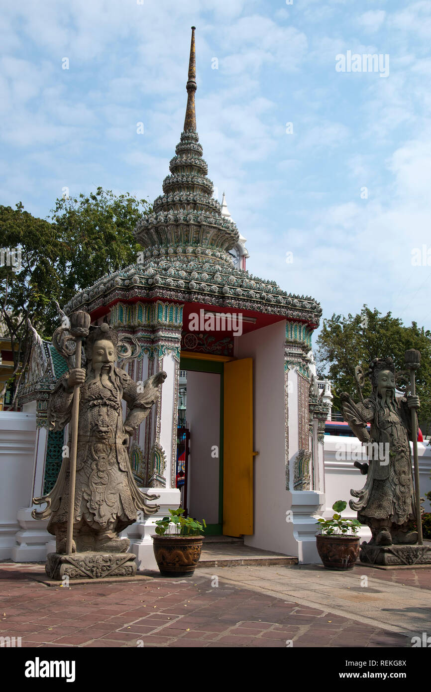 Bangkok, Thaïlande, porte d'entrée à Wat Pho est protégé par deux gardiens chinois Banque D'Images