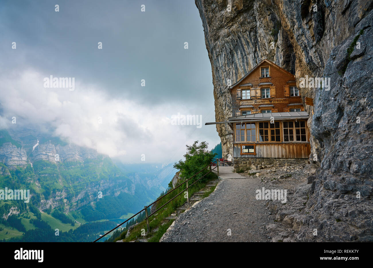 Maison en bois sur le rocher. Berggasthaus aescher-Wildkirchli, Ebenalp, Appenzell, Suisse Banque D'Images Maison en bois sur le rocher. Berggasthaus aescher-Wildkirchli, Ebenalp, Appenzell, Suisse Banque D'Images