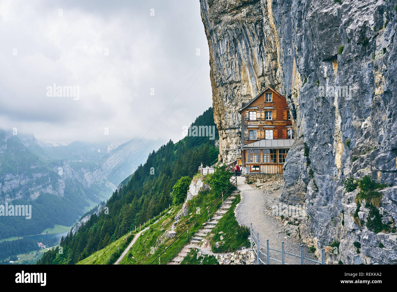 Maison en bois sur le rocher. Berggasthaus aescher-Wildkirchli, Ebenalp, Appenzell, Suisse Banque D'Images Maison en bois sur le rocher. Berggasthaus aescher-Wildkirchli, Ebenalp, Appenzell, Suisse Banque D'Images