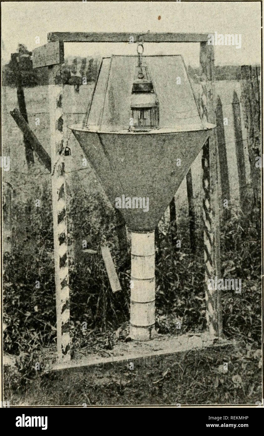 . Livre de classe d'entomologie économique. Les insectes, nuisibles et bénéfiques. [From old catalog] ; insectes ; les insectes. Fig. 46.-reproduction des insectes, une cage, portes coulissantes en verre ; b, le fer galvanisé base ; c, support de fer galvanisé pour documents ; d, base de bois ; e, fond en bois détachables. Côtés sont couverts d'étamine. {Après Webster.). Fig. 47.-A L'essence ou électrique avec fixation d'lanterne piège quatre tasses pour nsects, qui s'inscrivent dans l'autre et sont séparés par des filets de tailles différentes, et l'un pour le cyanure dans le bas. {Après photo de Davis.). Veuillez noter que ces images sont extraites de sca Banque D'Images