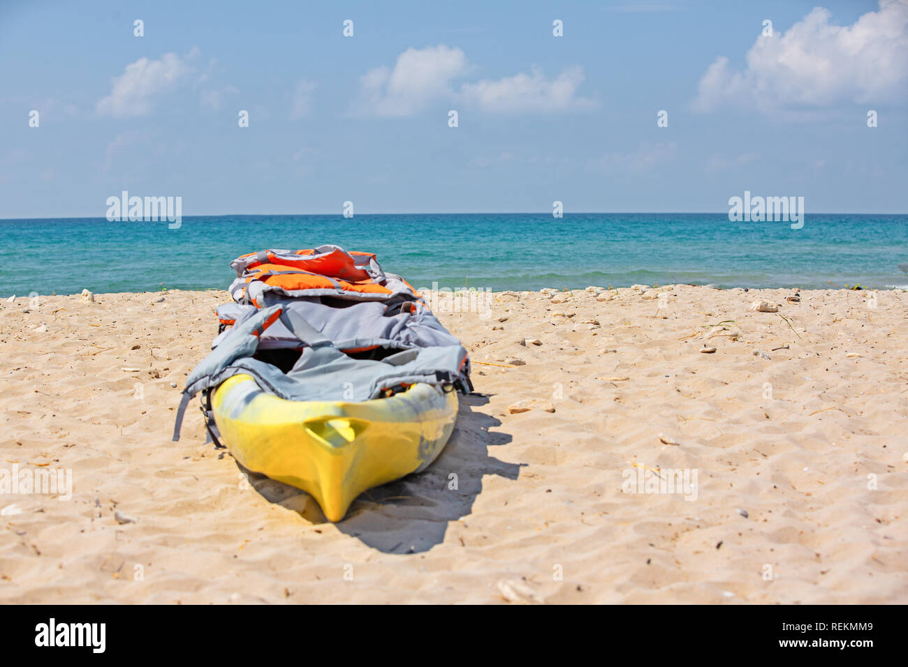 Kayak jaune sur une plage de sable. La notion de repos actif. Banque D'Images