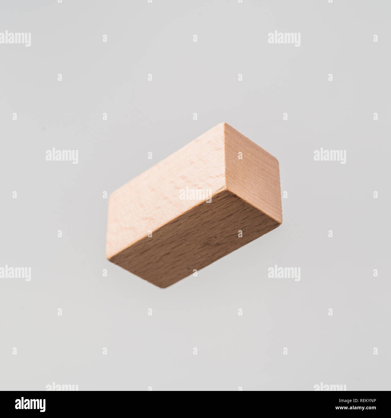 Business & design concept - Résumé du vrai géométrique en bois flottant cuboïde isolé sur fond, c'est pas le 3D render. Banque D'Images