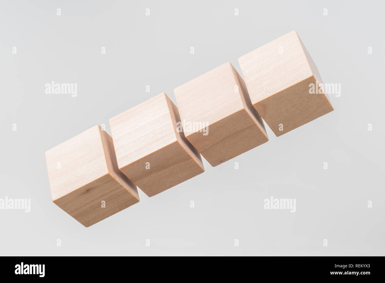 Business & design concept - Résumé du vrai géométrique cube de bois flottant isolé sur fond, c'est pas le 3D render. Banque D'Images