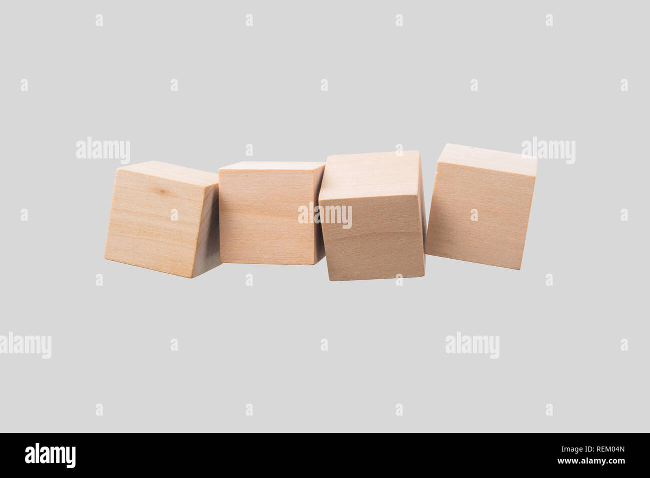 Business & design concept - Résumé du vrai géométrique cube de bois flottant isolé sur fond, c'est pas le 3D render. Banque D'Images