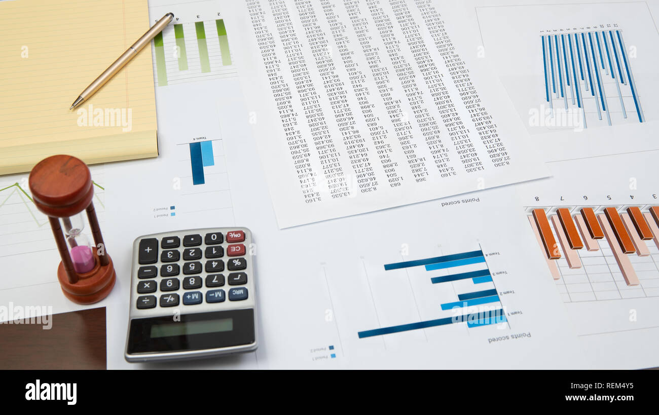 Des tableaux et des graphiques sur le bureau. Concept d'un bureau. Banque D'Images