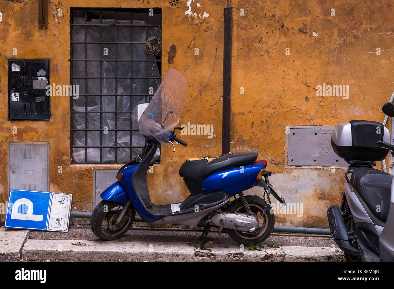 ROME, ITALIE - 06 janvier 2019 : la dégradation urbaine avec les scooters et signal de stationnement Banque D'Images