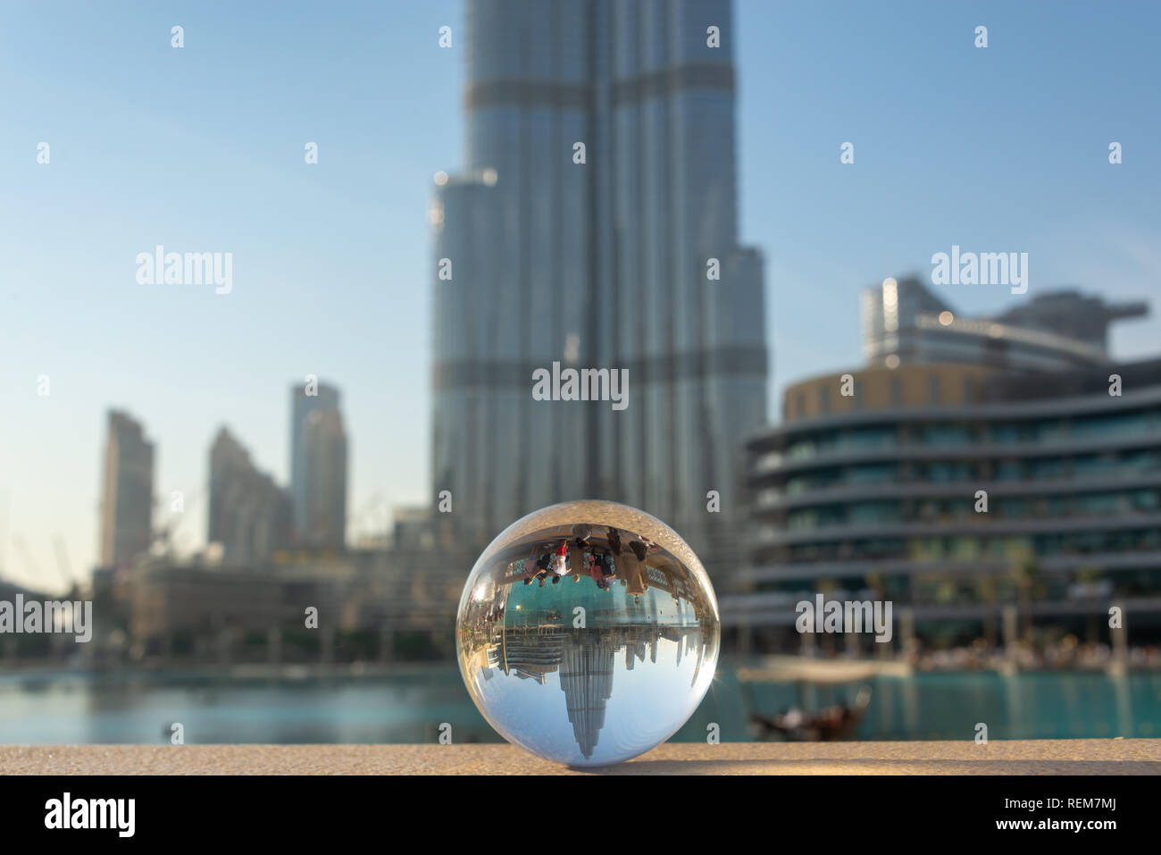 La tour Burj Khalifa à Dubaï à travers une boule de cristal, Emirats Arabes Unis Banque D'Images