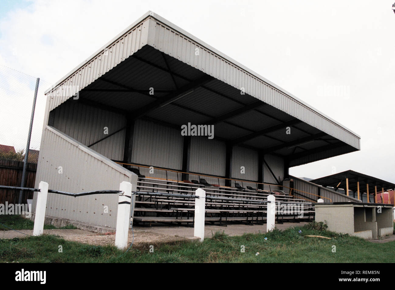 La tribune principale à Stowmarket Town FC Terrain de football, le stade pré verts, Stowmarket, Suffolk, photographié au 1er novembre 1996 Banque D'Images