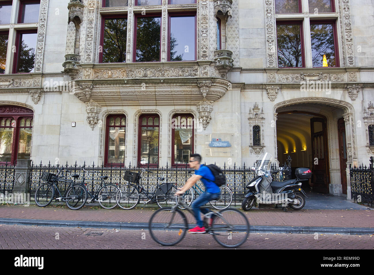 Cycliste passant le NIOD Institute pour la guerre des études de l'Holocauste et du génocide, Amsterdam, Pays-Bas, Europe Banque D'Images