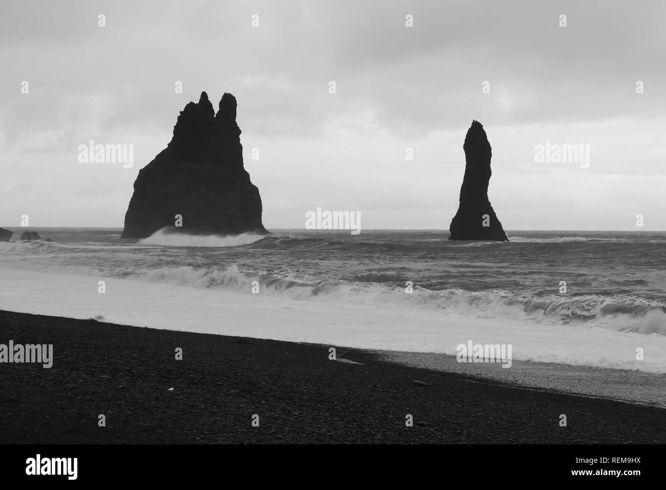 Des pierres sur la plage de Reynisfjara qui jouit de l'Islande Banque D'Images