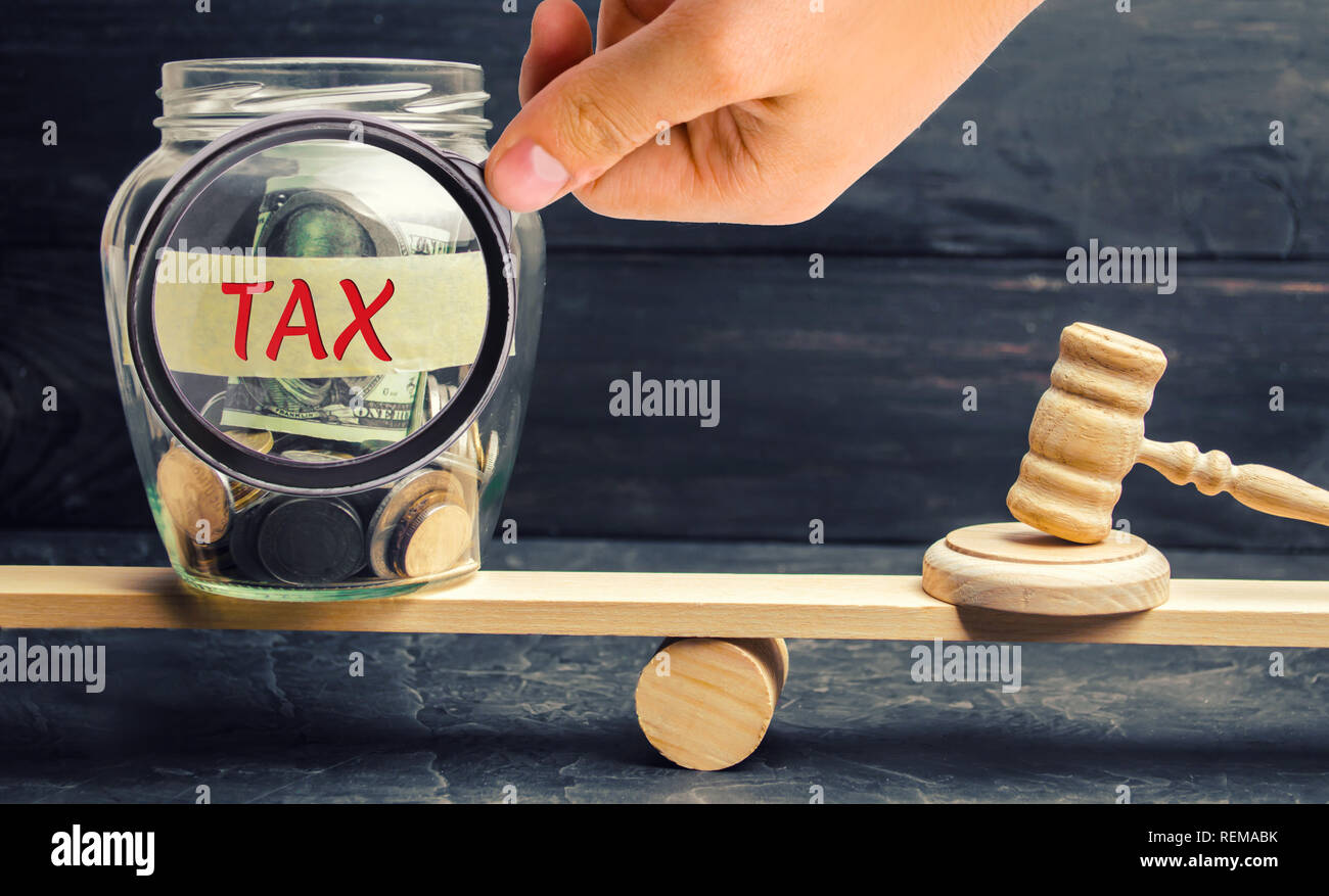 Bocal en verre avec des pièces de monnaie et l'inscription ' ' sur la balance. Concept de la loi. Et le jugement de la Cour. La justice et la légalité. Les législateurs, les administrat Banque D'Images