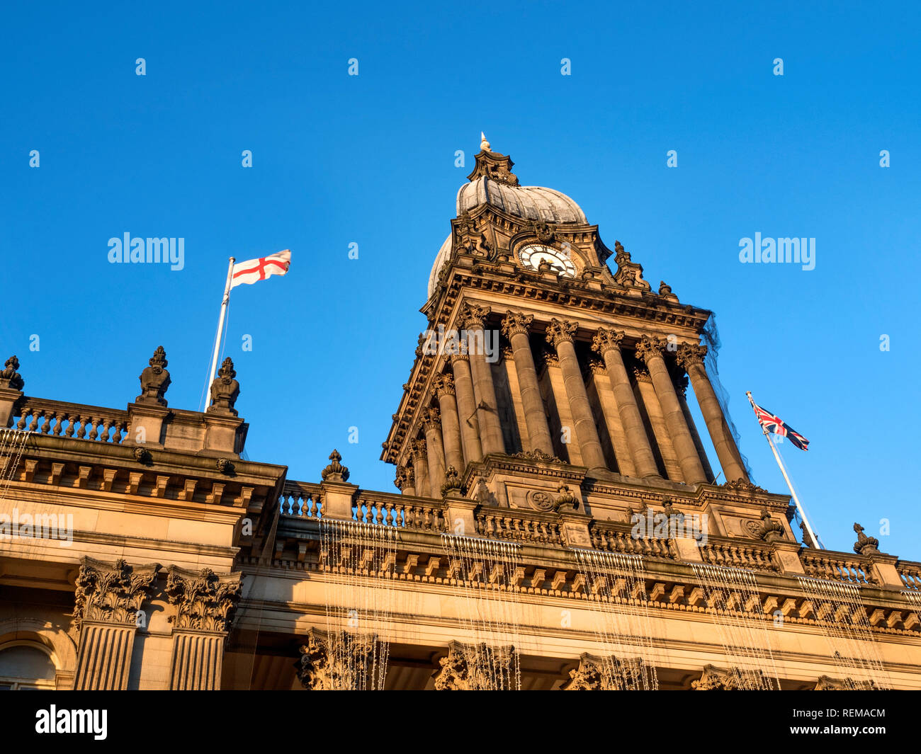 La décoloration de l'après-midi d'hiver la lumière sur l'hôtel de ville de Leeds West Yorkshire Angleterre Banque D'Images