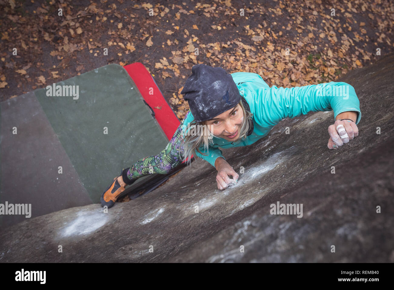Boulderer Zofia Reych l'escalade dans la forêt de Fontainebleau, France. Banque D'Images