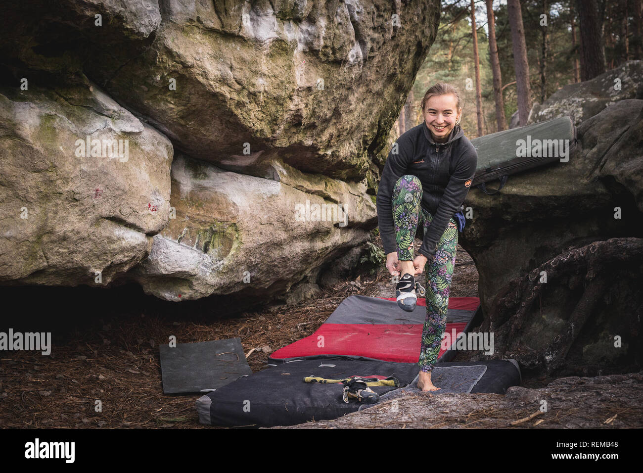 Rock climber Zofia Reych bouldering dans la forêt de Fontainebleau, France. Banque D'Images