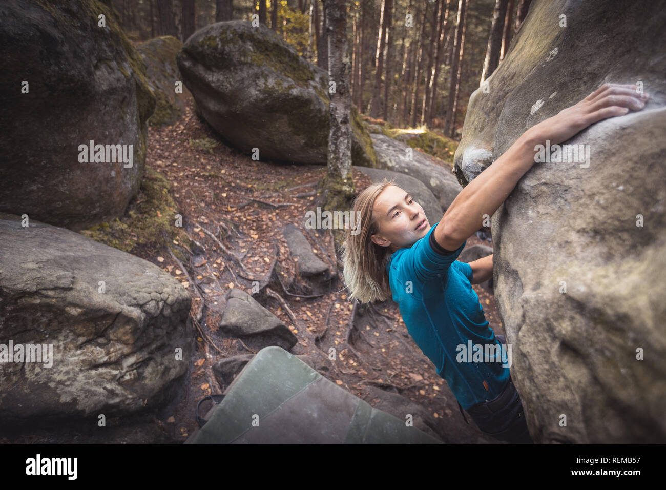 Boulderer Zofia Reych l'escalade dans la forêt de Fontainebleau, France. Banque D'Images