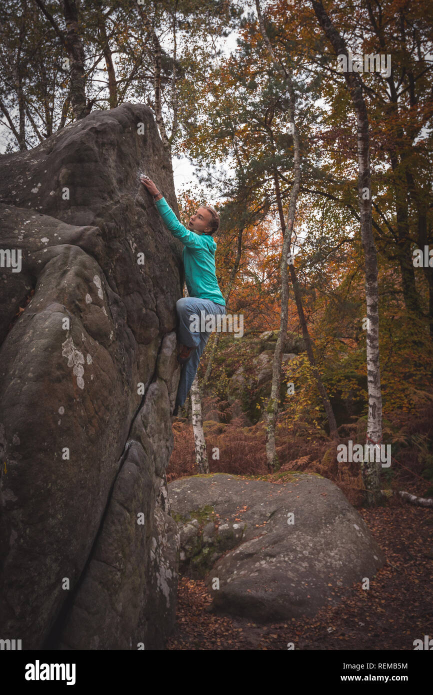 Boulderer Zofia Reych l'escalade dans la forêt de Fontainebleau, France. Banque D'Images