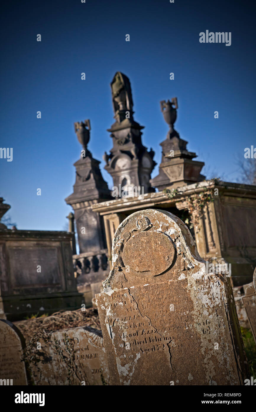 Vieux cimetière pierre tombale. Format vertical avec copie espace. Banque D'Images