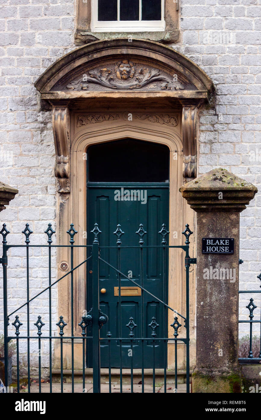 Chambre Blake, Tideswell to, Derbyshire, porte centrale avec fronton segmentaire sur supports moulés, construit 1760 Banque D'Images