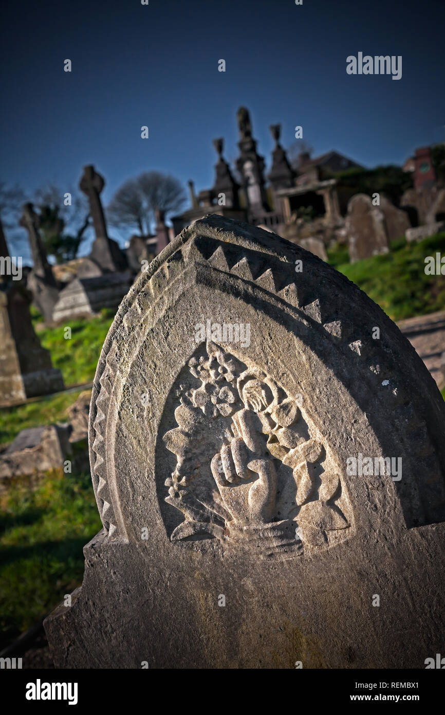 Vieux cimetière pierre tombale. Format vertical avec copie espace. Banque D'Images