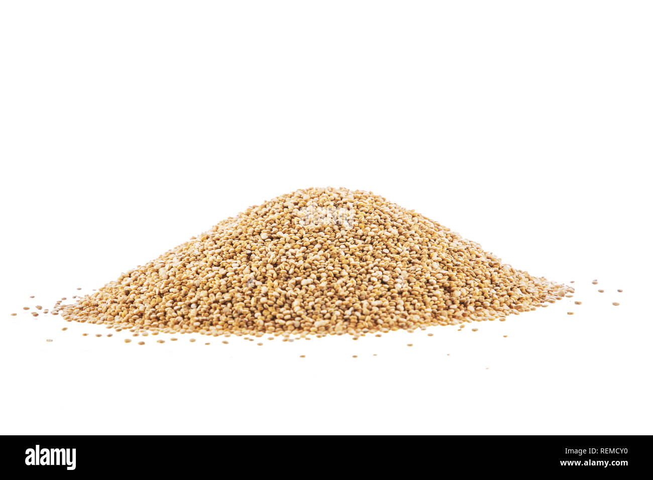 Tas de semences de quinoa cru, non cuit sur fond blanc. Banque D'Images