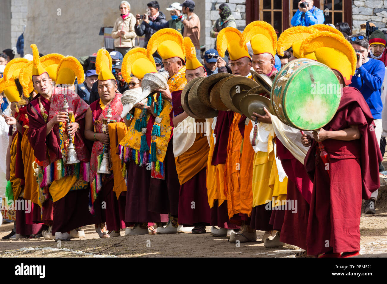 Yellow-hat bonzes jouant des instruments traditionnels au cours de la procession à Mani Rimdu festival, Tengboche, Népal Banque D'Images